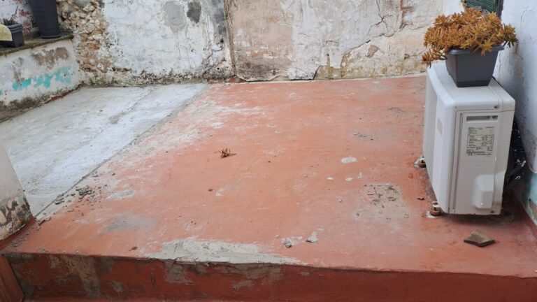 filtraciones y grietas en pared que filtran por el tejado